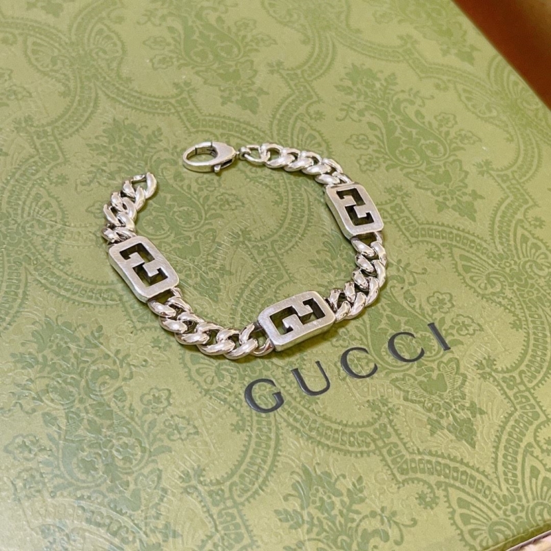G*u*i bracelets